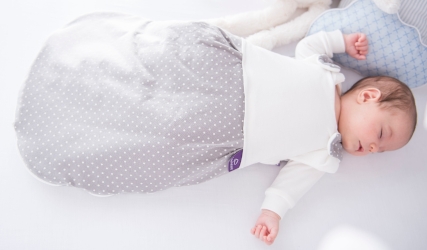 Proč by miminko mělo spát ve spacím pytli?