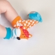 BBLÜV Mülti Oboustranná hrací podložka Tiles + Düo Chrastítka na nohu Owl & Fox