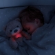 ZAZU Medvídek Brody Sleeptrainer s melodiemi a nočním světlem hnědošedý