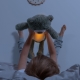 ZAZU Medvídek Brody Sleeptrainer s melodiemi a nočním světlem modrý